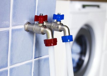 Възможно ли е да свържете топла вода към пералня?