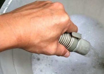 Как правилно да източите водата от пералнята