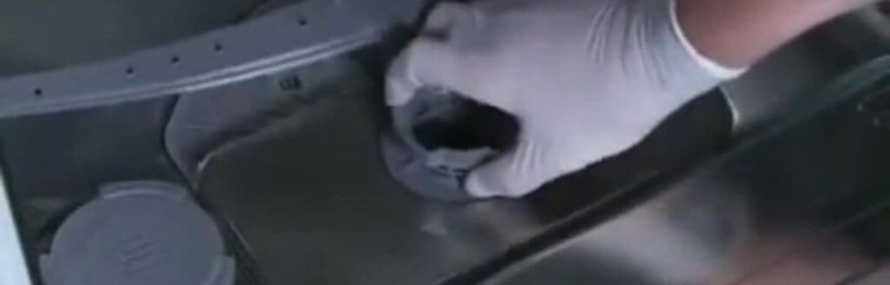 Какво трябва да направя, ако на дъното на моята съдомиялна машина е останала вода?