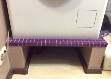 Подиум за пералня в банята