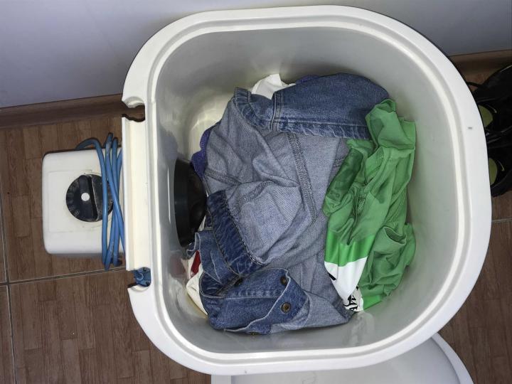 Процесът на пране на дрехи в машината Malyutka