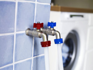 Възможно ли е да свържете пералня към топла вода