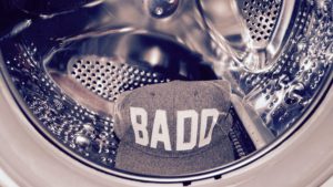 Как да перете шапка в пералня