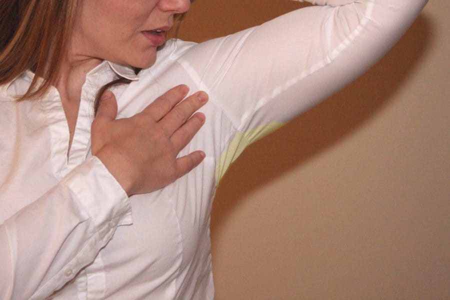 Как да премахнете следи от пот в областта на подмишниците