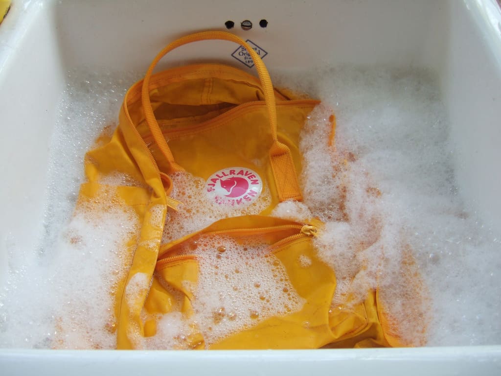 Пране на раницата на ръка