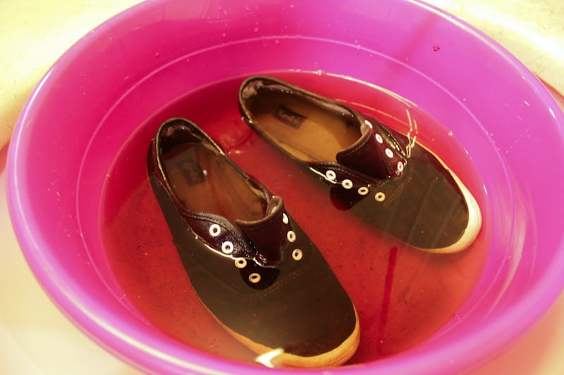 Как да перете чехли на ръка