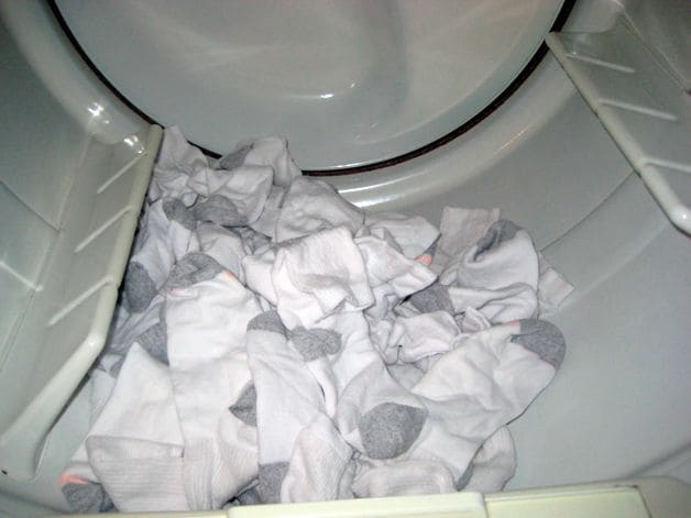 Как правилно да перете бели чорапи