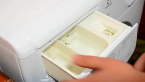 Как да премахнете тавата за прах в пералня