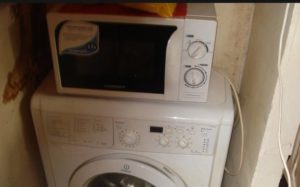 Възможно ли е да поставите микровълнова печка на пералня?