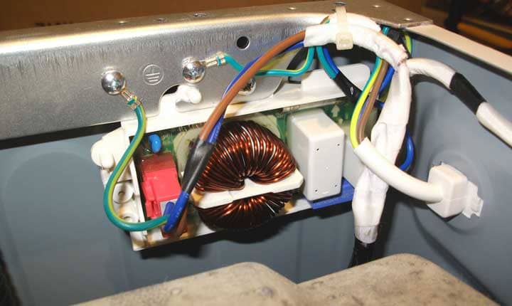 Как да проверите филтъра за смущения на пералня