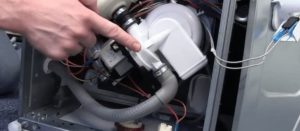 Смяна на помпата в съдомиялна