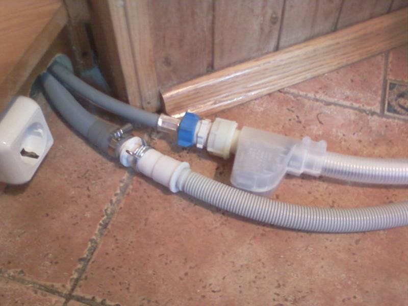 Свързване на Aquastop към съдомиялна машина