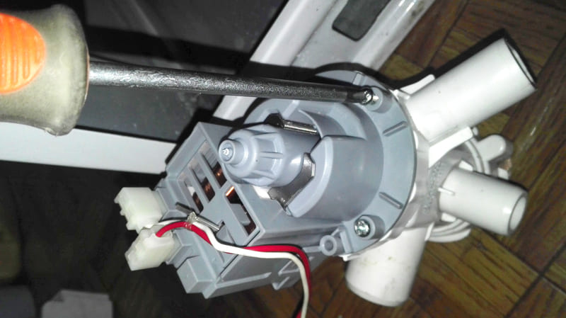 Смяна на дренажната помпа