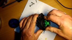 Работното колело на помпата на пералната машина пада