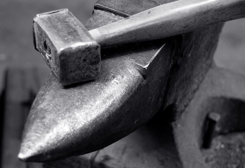 Чук и наковалня