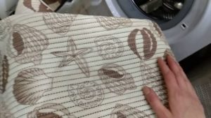 Как да перете постелка за баня в пералня