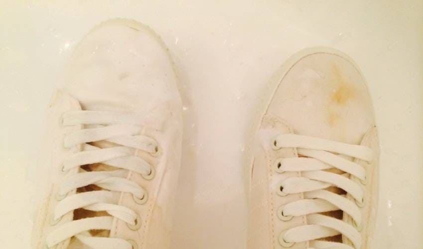 Причини за пожълтяване на белите обувки