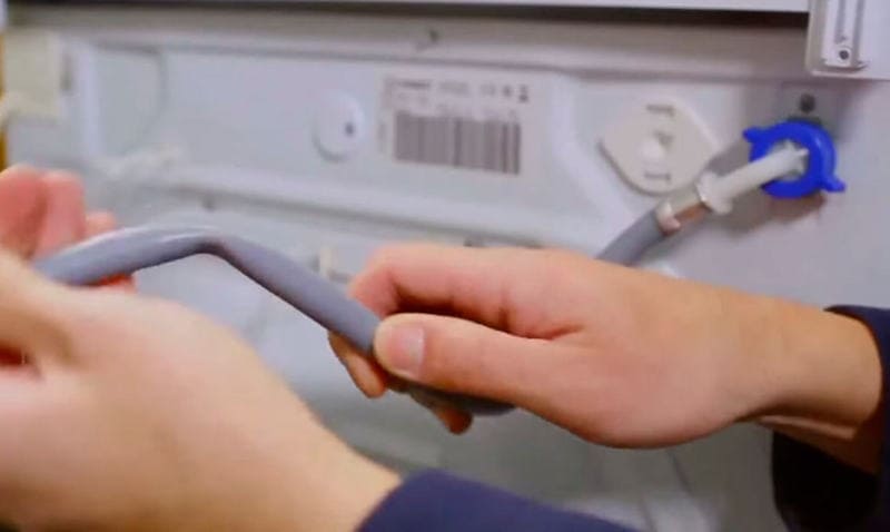 Пералнята черпи вода, когато е изключена