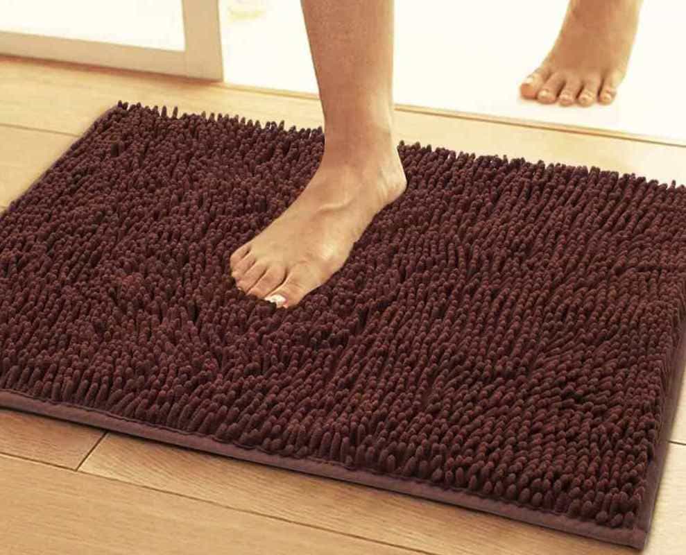 Пране на постелка за баня с висок косъм