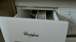 Как да премахнете горния капак на пералня Whirlpool