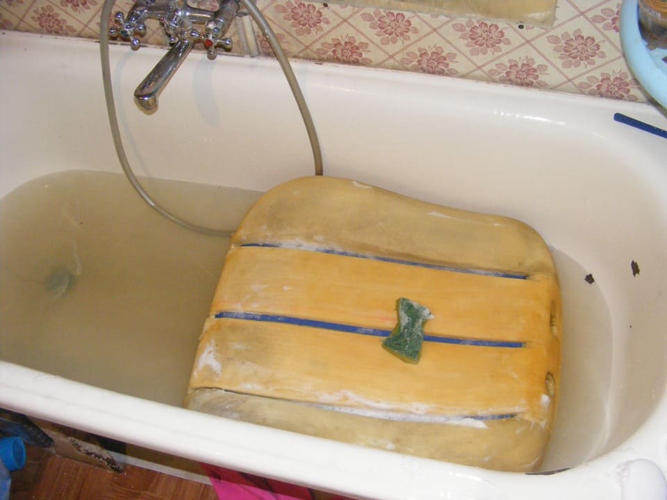 Как да перете гума от пяна на ръка