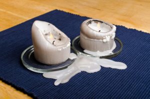 Как да премахнете петна от парафин