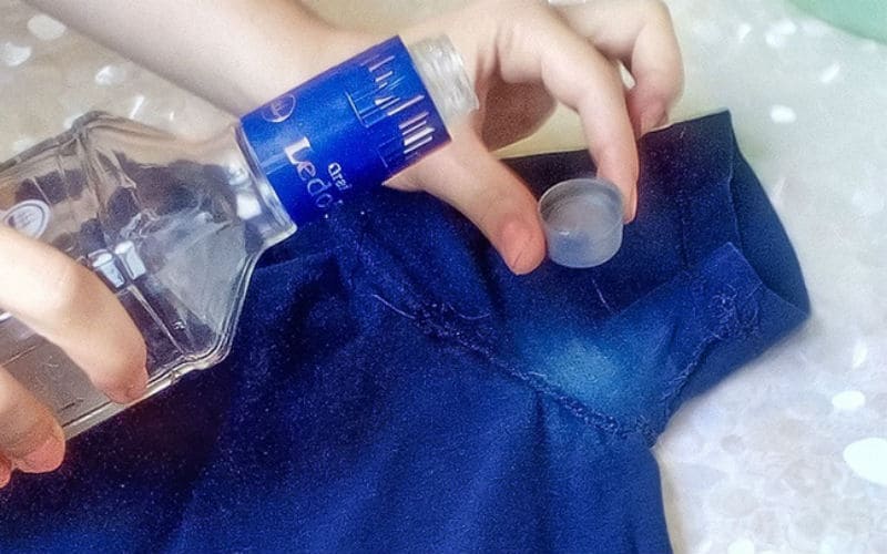 Как да премахнете петна от пот от цветни дрехи