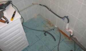 Как да скриете маркучите от пералня