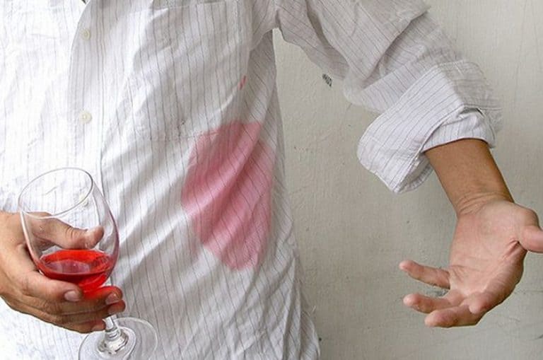 Премахване на петна от вино от бели тъкани