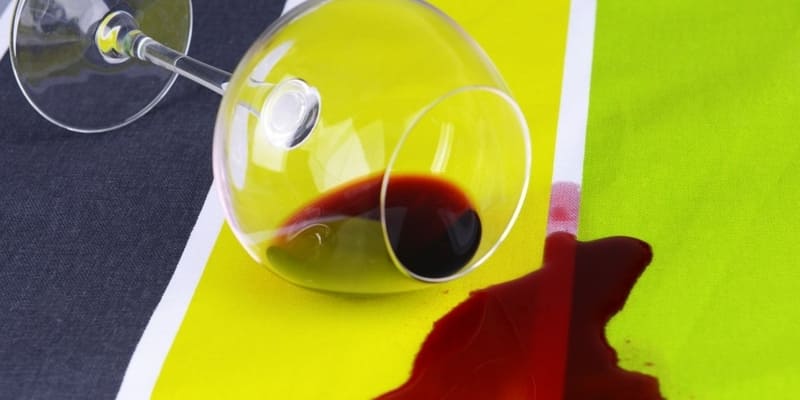 Премахване на петна от вино от цветни дрехи