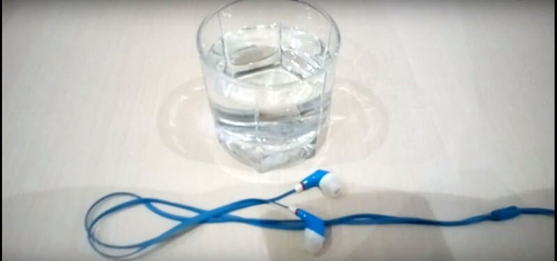 изпра слушалките в пералнята