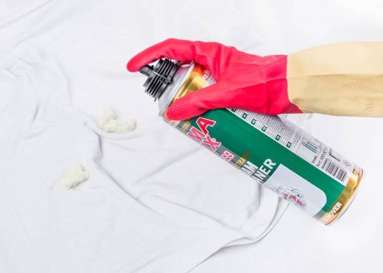 Как да премахнете уплътнителя от дрехите у дома