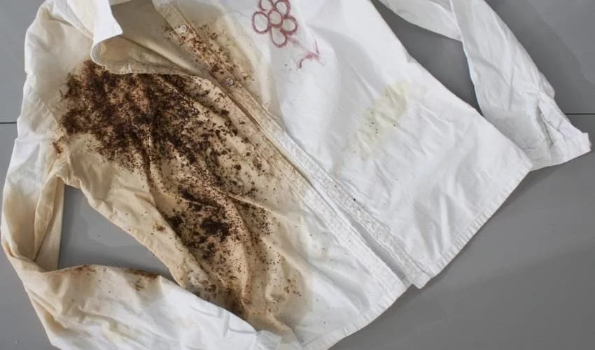 Как да премахнете петна от мръсотия от дрехите