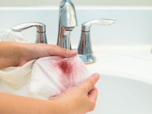 Как да премахнете петна от кръв по дрехите