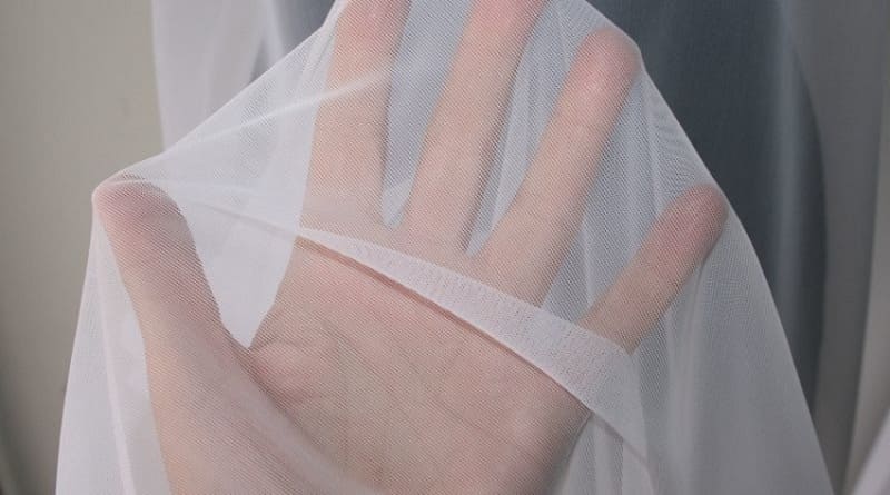 Как да измиете тюл от мазни петна