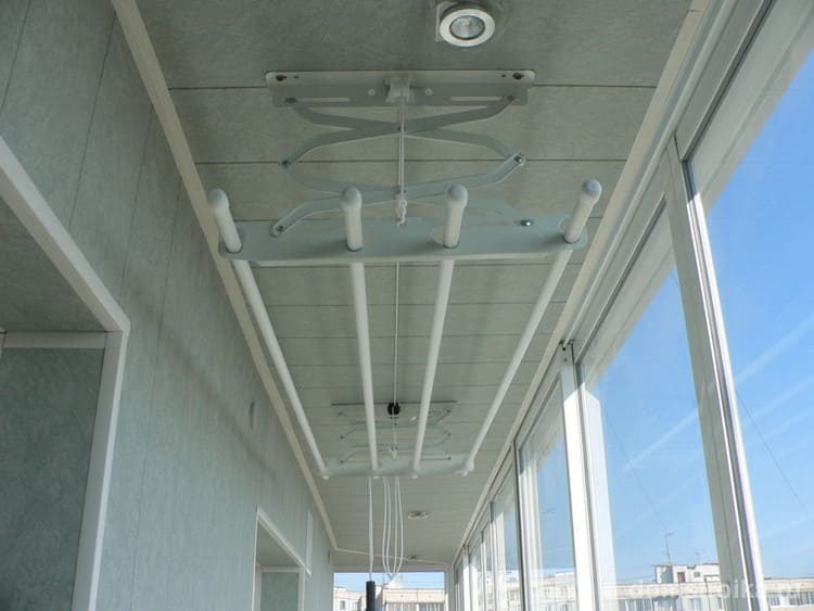 Как да изберем сушилня за дрехи за балкона