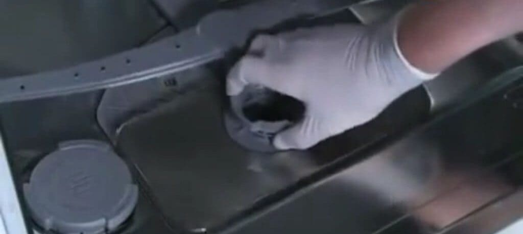 Съдомиялната оставя вода на дъното