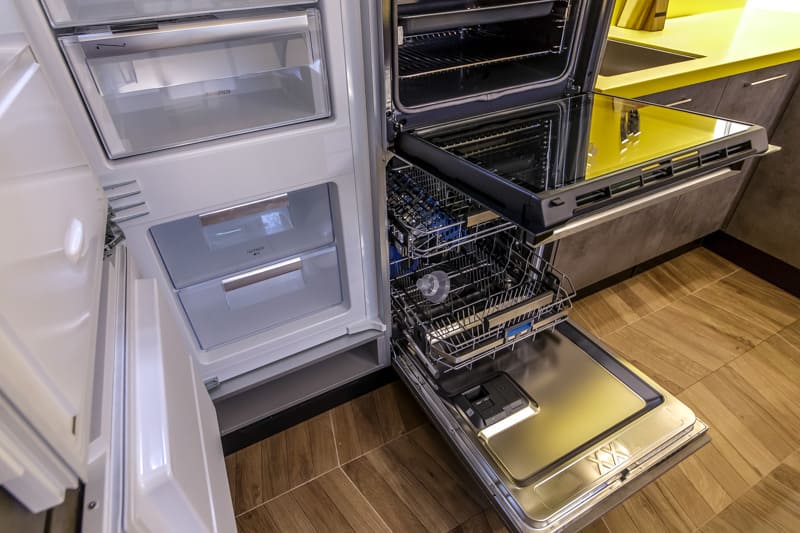 съдомиялна до хладилник