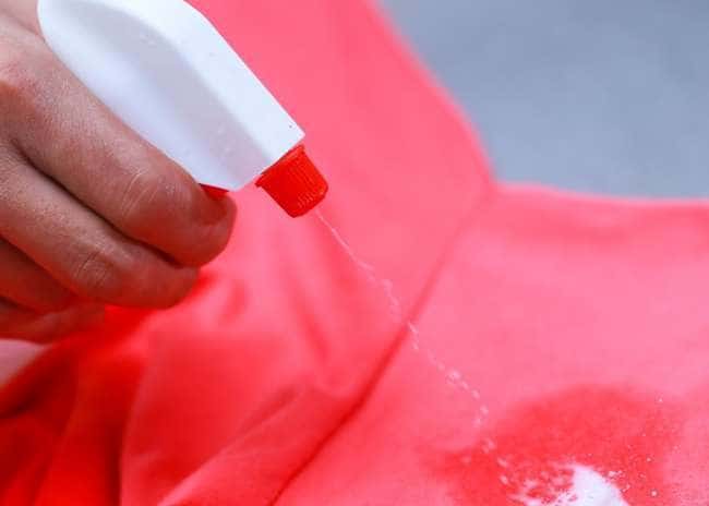 премахване на петна от полиестерни дрехи